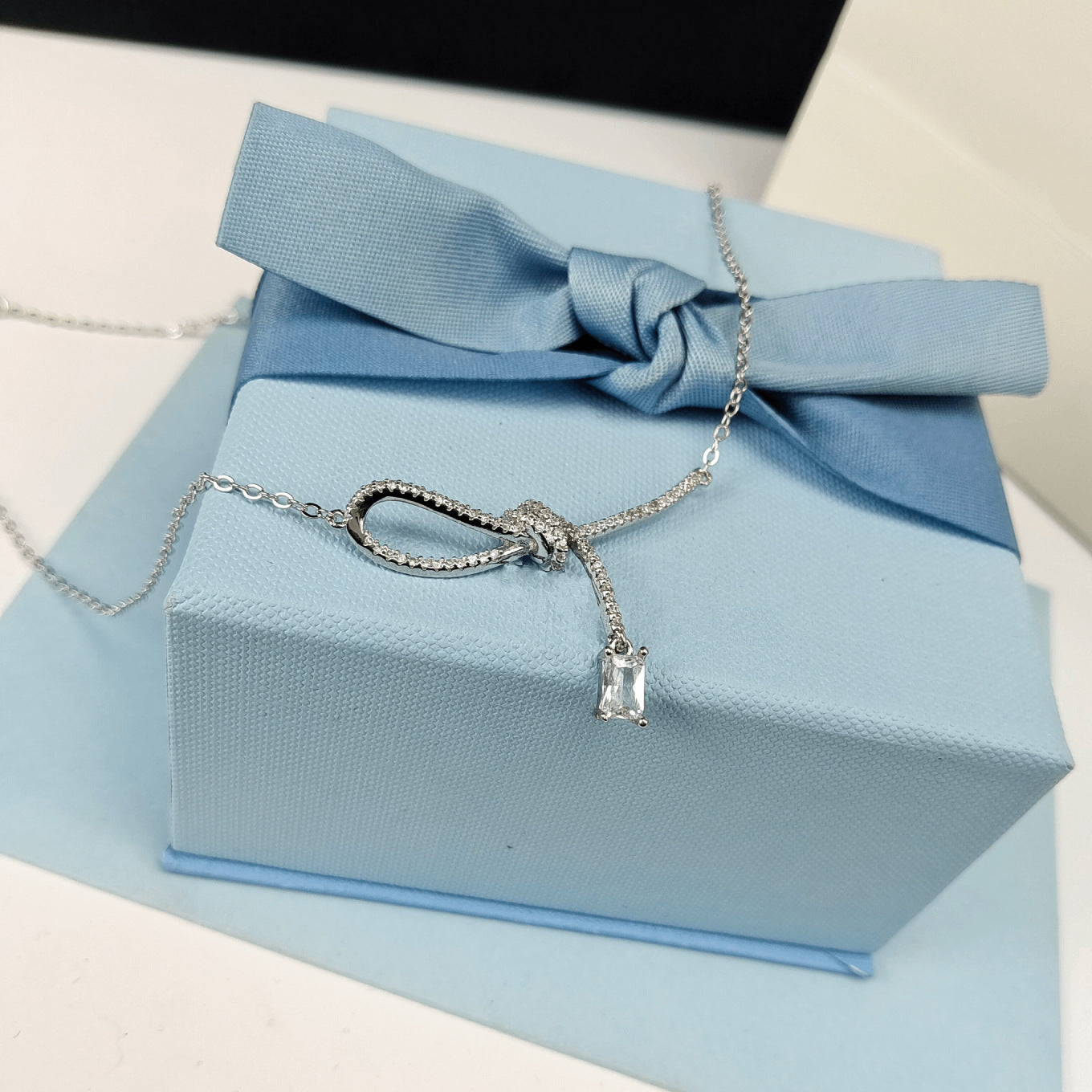 Aurora Small Sugar Cube Ribbon Knot Necklace Female Clavicle Chain